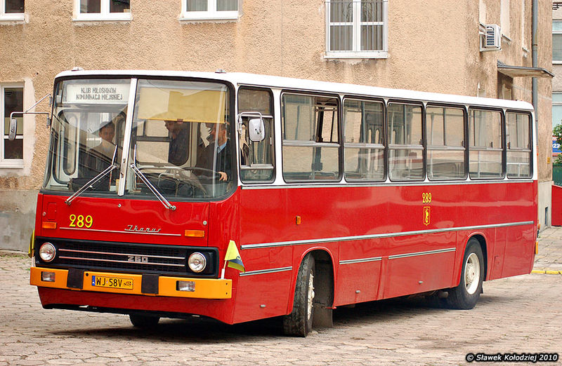 Autobus czerwony, przez ulice mego miasta mknie…