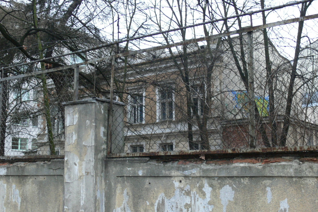 Za płotem z drutem kolczastym mieściło się kiedyś... przedszkole, do którego uczęszczały dzieci pracowników ambasady ZSRR mieszkający w opuszczonym dziś bloku na działce obok.  Fot. Agnieszka Zuzga